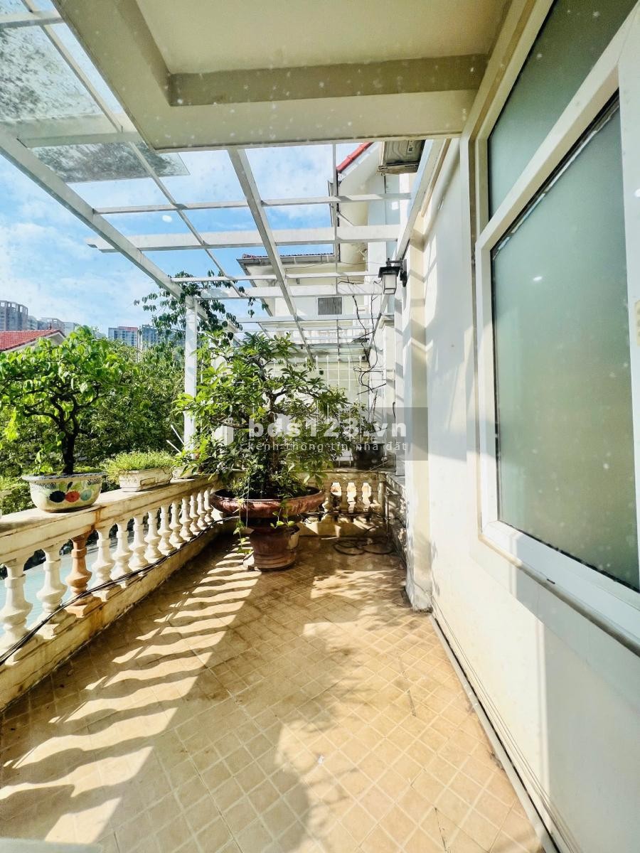 Bán biệt thự Làng Việt Kiều Châu Âu đường Nguyễn Văn Lộc DT 200m2 x 3 tầng giá 47.9 tỷ