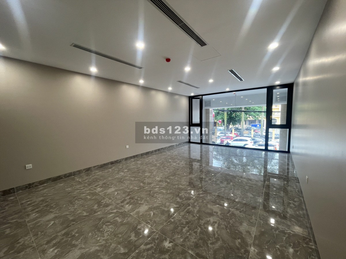 Chính chủ có nhà riêng 90m² mặt sàn, mặt phố Trần Quý Cáp, mặt tiền 5m, mới xây, có thang máy: