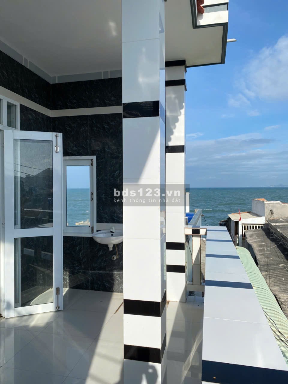 Cho thuê NHÀ CẤP 3 VIEW BIỂN CÁCH BIỂN CHỈ 10 mét - Mũi Né, Phan Thiết, Bình Thuận