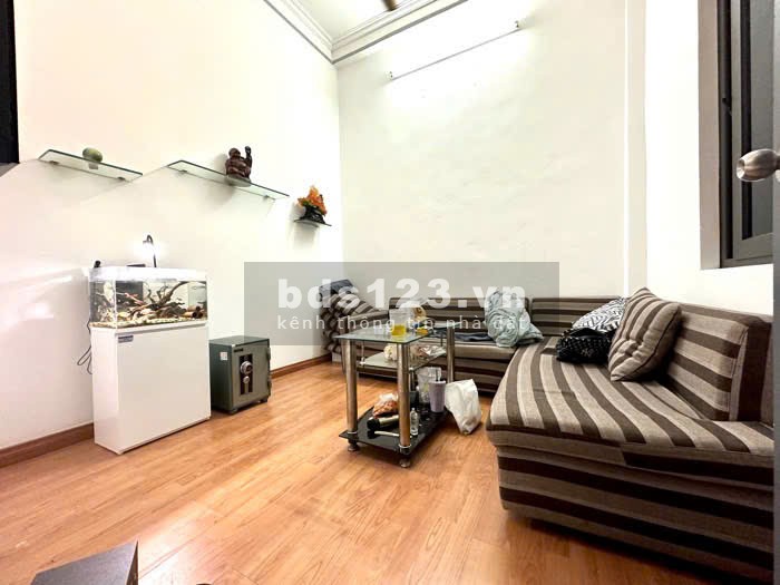Mặt ngõ Đống Đa, lô góc 3 thoáng, gần 4 trường đại học và 2 sân bóng. Sổ đỏ hoa hậu