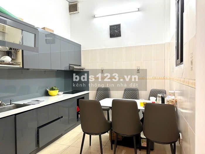Mặt ngõ Đống Đa, lô góc 3 thoáng, gần 4 trường đại học và 2 sân bóng. Sổ đỏ hoa hậu