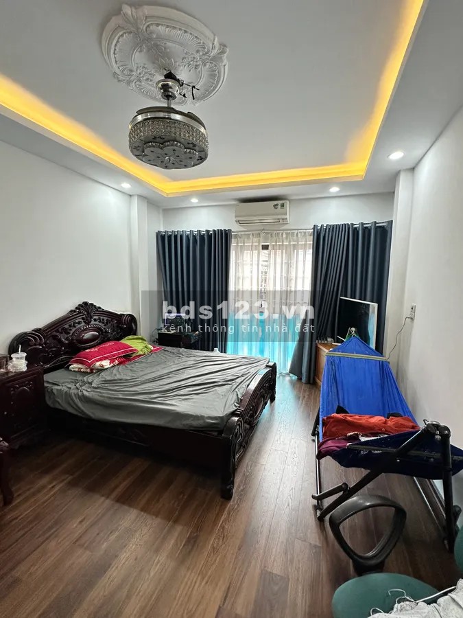 Bán nhà 6 tầng, 40m2, mặt tiền 4m, 50m ra đường Ngọc Hồi, ô tô vào nhà