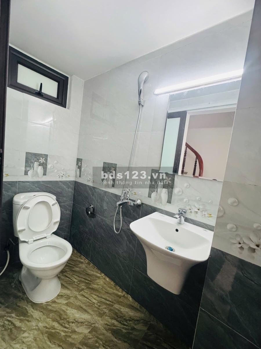 Bán nhà 6 tầng, 40m2, mặt tiền 4m, 50m ra đường Ngọc Hồi, ô tô vào nhà