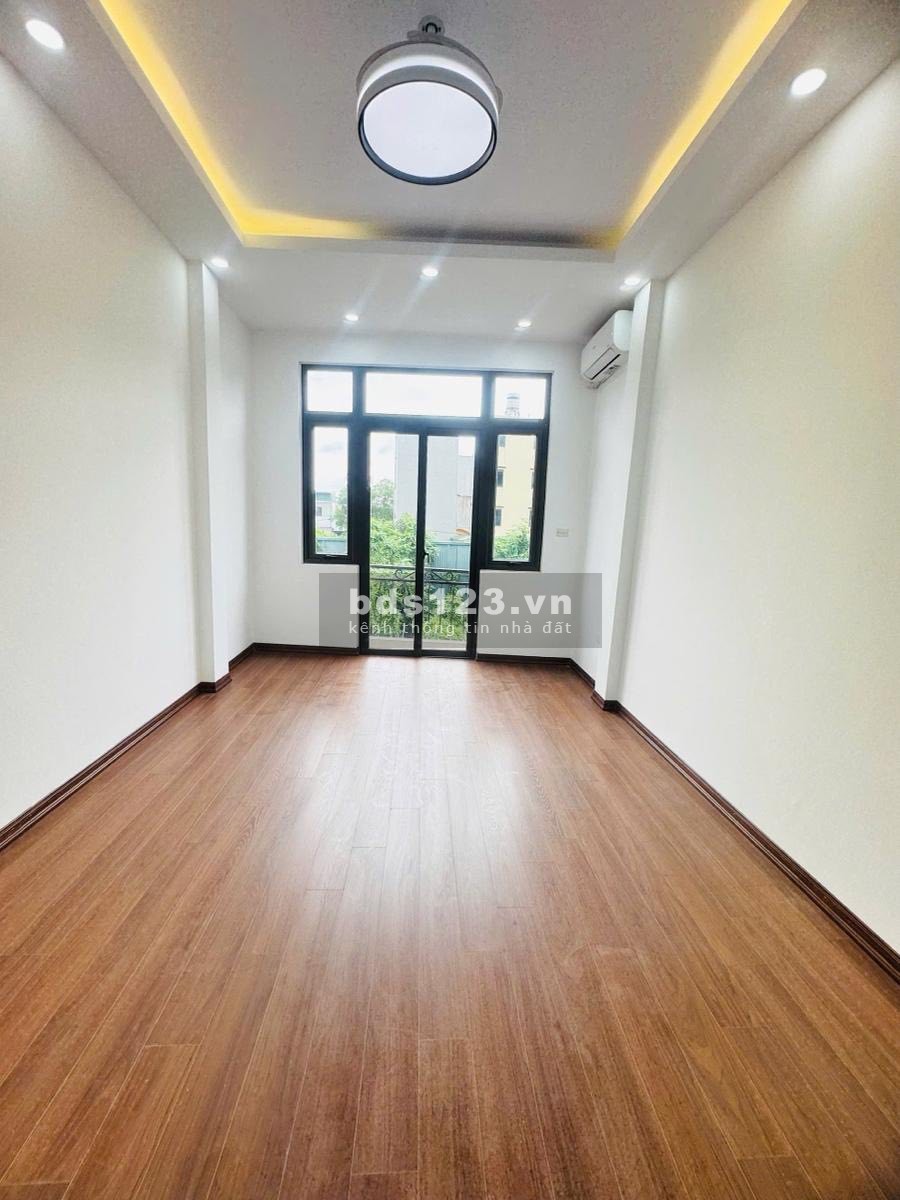 Bán nhà 6 tầng, 40m2, mặt tiền 4m, 50m ra đường Ngọc Hồi, ô tô vào nhà