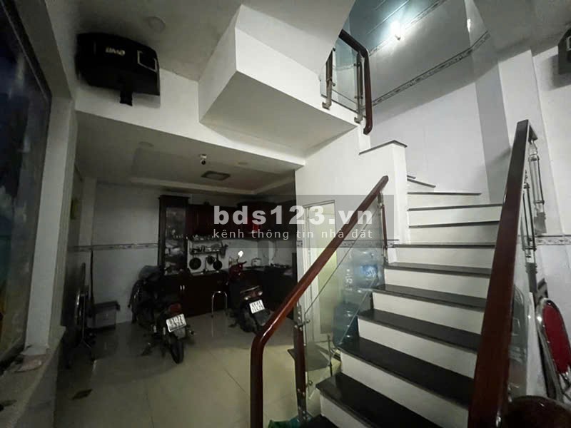 Bán nhà riêng gần Vạn Phúc City, QL 13, 41m2 hẻm xe hơi, giá 4,6 tỷ