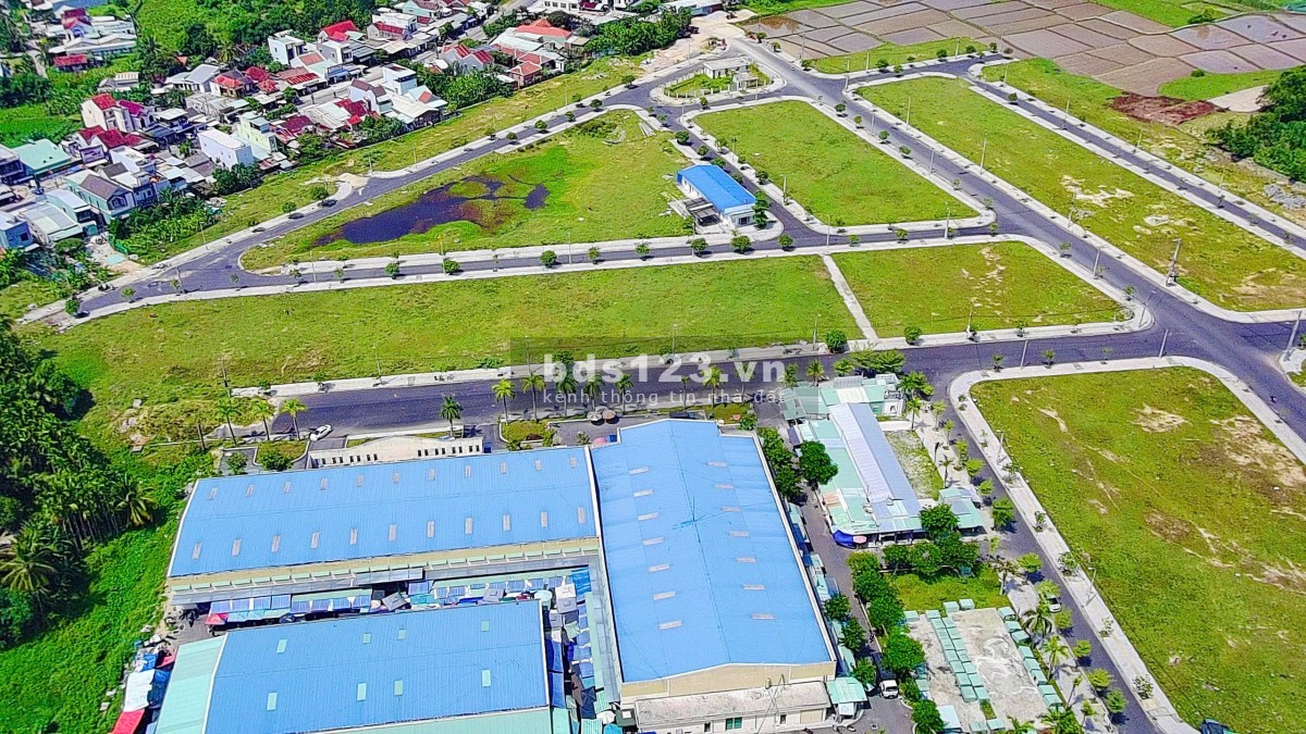 Bán đất nền sát chợ Đông Phú mới. Giá chỉ 30 triệu/m2, sổ hồng công chứng chuyển nhượng trong tháng.