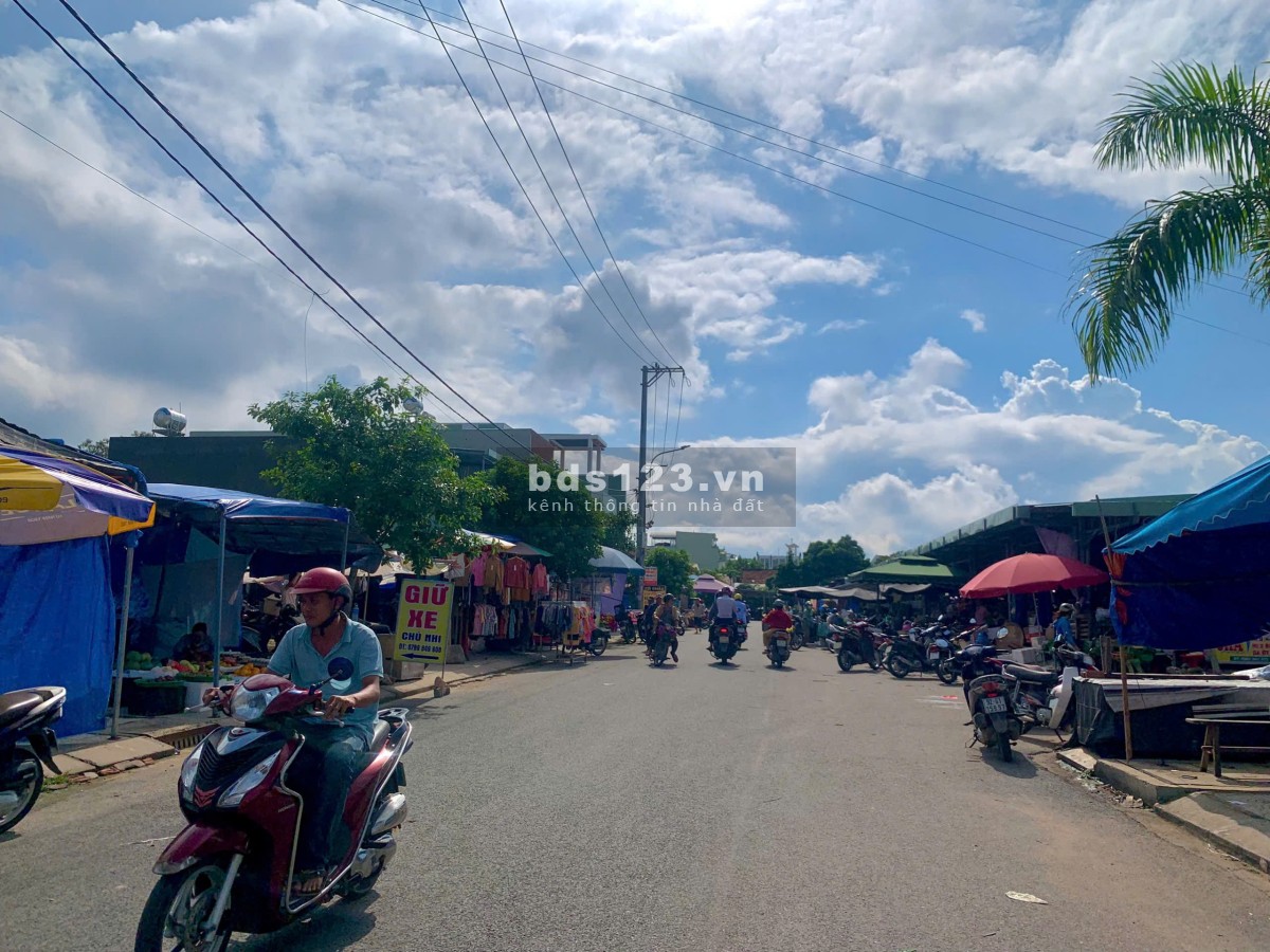 Bán đất nền sát chợ Đông Phú mới. Giá chỉ 30 triệu/m2, sổ hồng công chứng chuyển nhượng trong tháng.