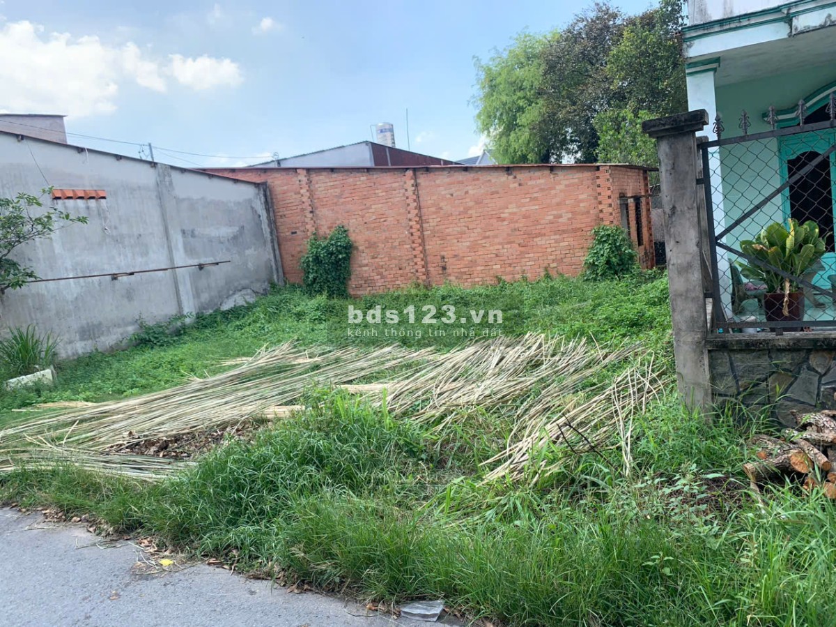 Cần ra gấp lô đất 64.5m2 ngay Ủy ban xã Phước Vĩnh An giá 450tr cần gọi em
