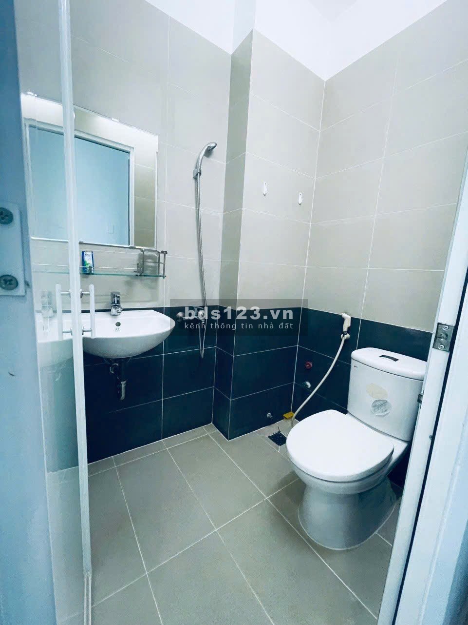 Nhà quận 10 giá rẻ HXH ngay Quốc Tự đường 3/2 4PN 4WC, cực kỳ phong thủy.