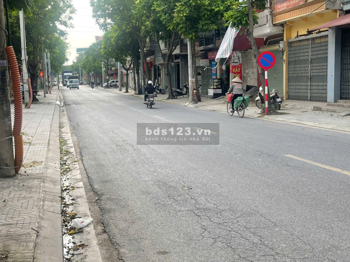 Bán nhà mặt phố Phan Đăng Lưu, kinh doanh tốt, 200m ra Quốc lộ 3