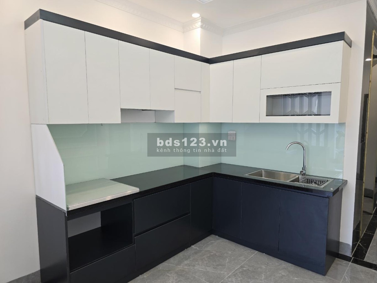 Bán nhà trung tâm Thạch Bàn – Ô tô vào nhà – Có thang máy…