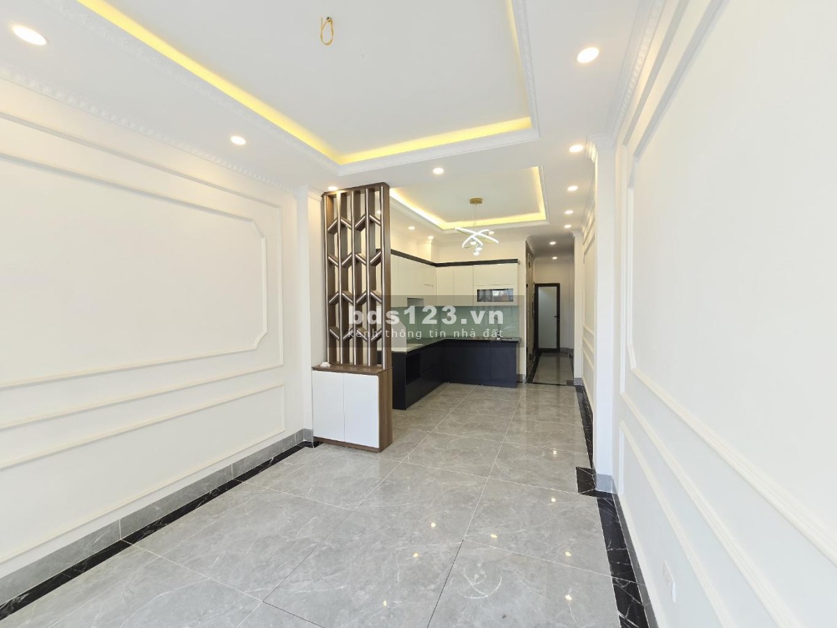 Bán nhà trung tâm Thạch Bàn – Ô tô vào nhà – Có thang máy…