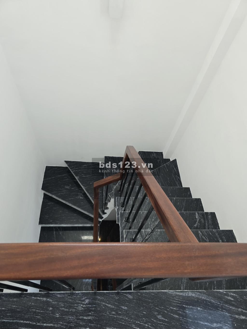 Bán nhà trung tâm Thạch Bàn – Ô tô vào nhà – Có thang máy…