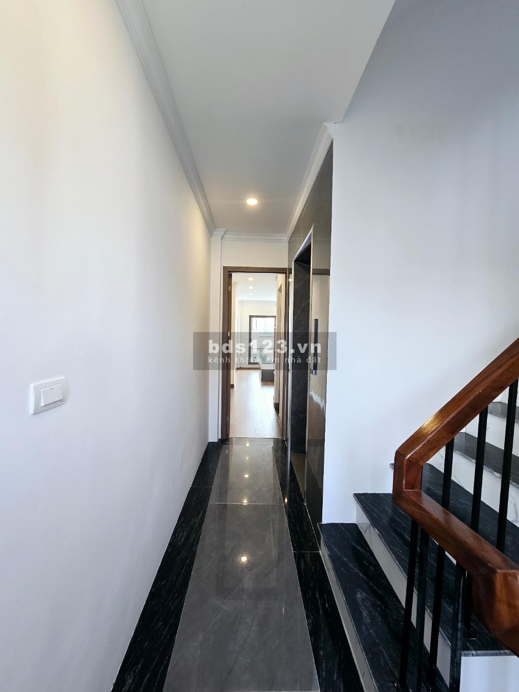 Bán nhà trung tâm Thạch Bàn – Ô tô vào nhà – Có thang máy…