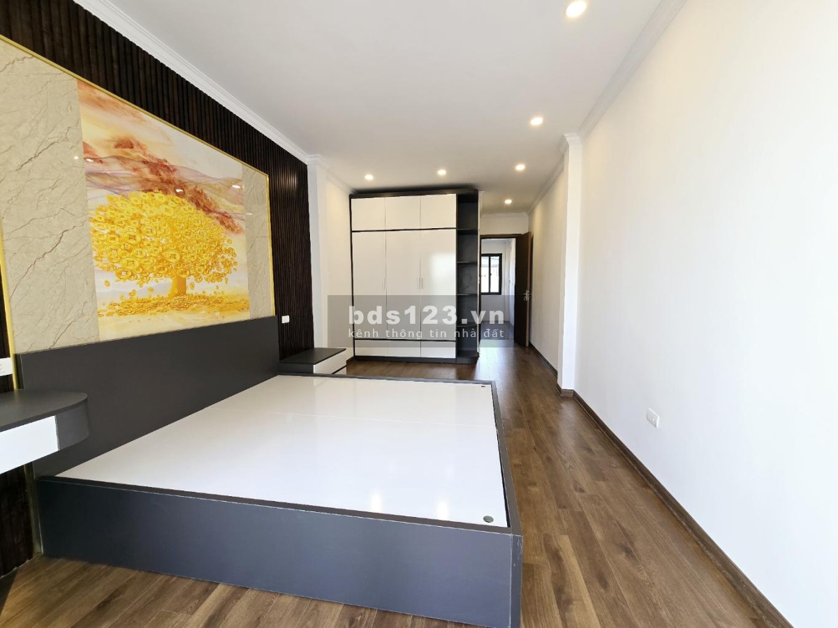 Bán nhà trung tâm Thạch Bàn – Ô tô vào nhà – Có thang máy…