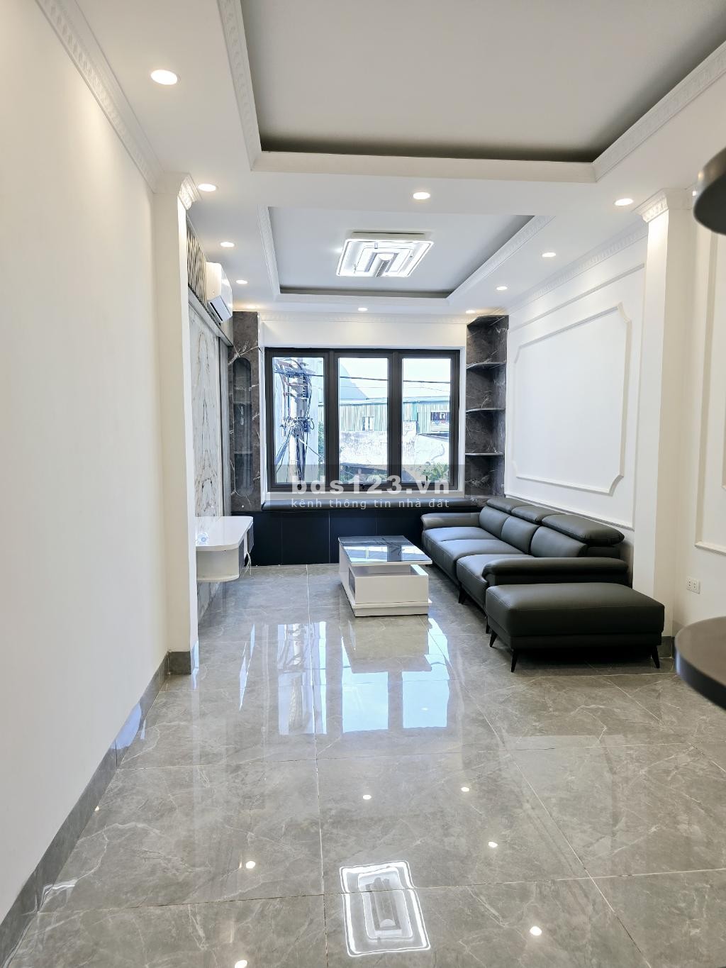 Bán nhà trung tâm Thạch Bàn – Ô tô vào nhà – Có thang máy…