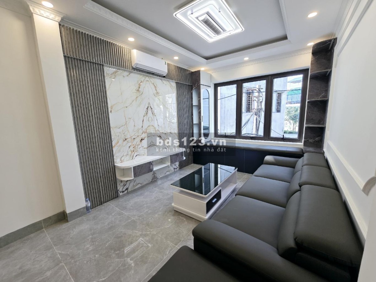 Bán nhà trung tâm Thạch Bàn – Ô tô vào nhà – Có thang máy…