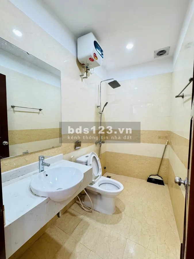 Bán nhà Phố Cầu Giấy, ô tô đỗ cổng, Mặt tiền 4.6 m, giá…