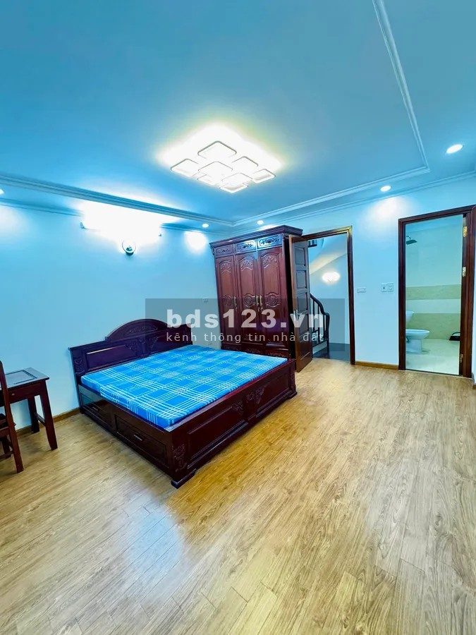 Bán nhà Phố Cầu Giấy, ô tô đỗ cổng, Mặt tiền 4.6 m, giá…