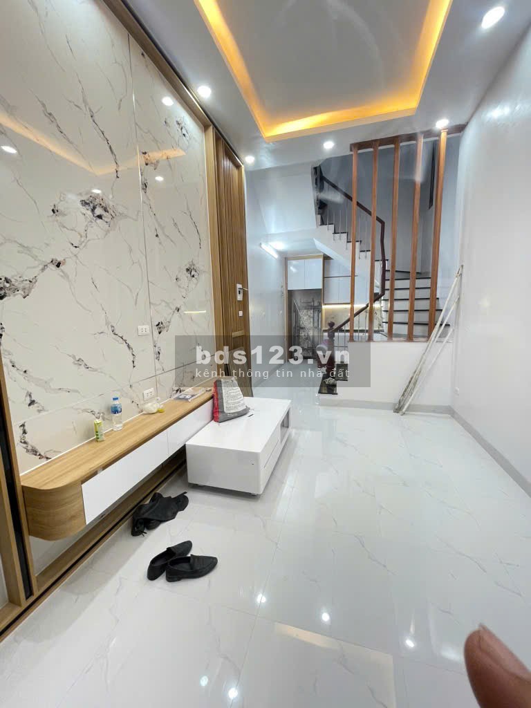 Bán nhà đường Cầu Giấy diện tích 32m 5 tầng 7 tỷ 450 ô tô…