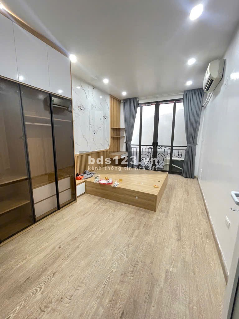 Bán nhà đường Cầu Giấy diện tích 32m 5 tầng 7 tỷ 450 ô tô…