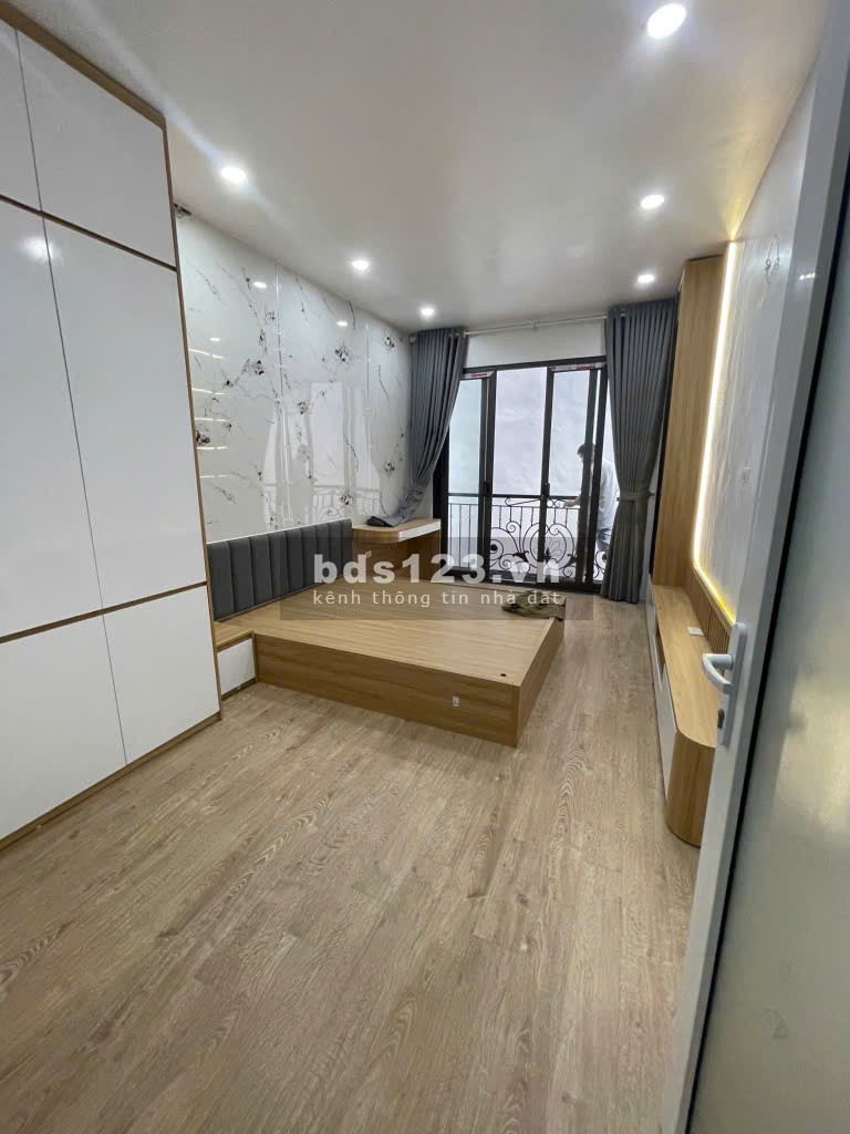 Bán nhà đường Cầu Giấy diện tích 32m 5 tầng 7 tỷ 450 ô tô…