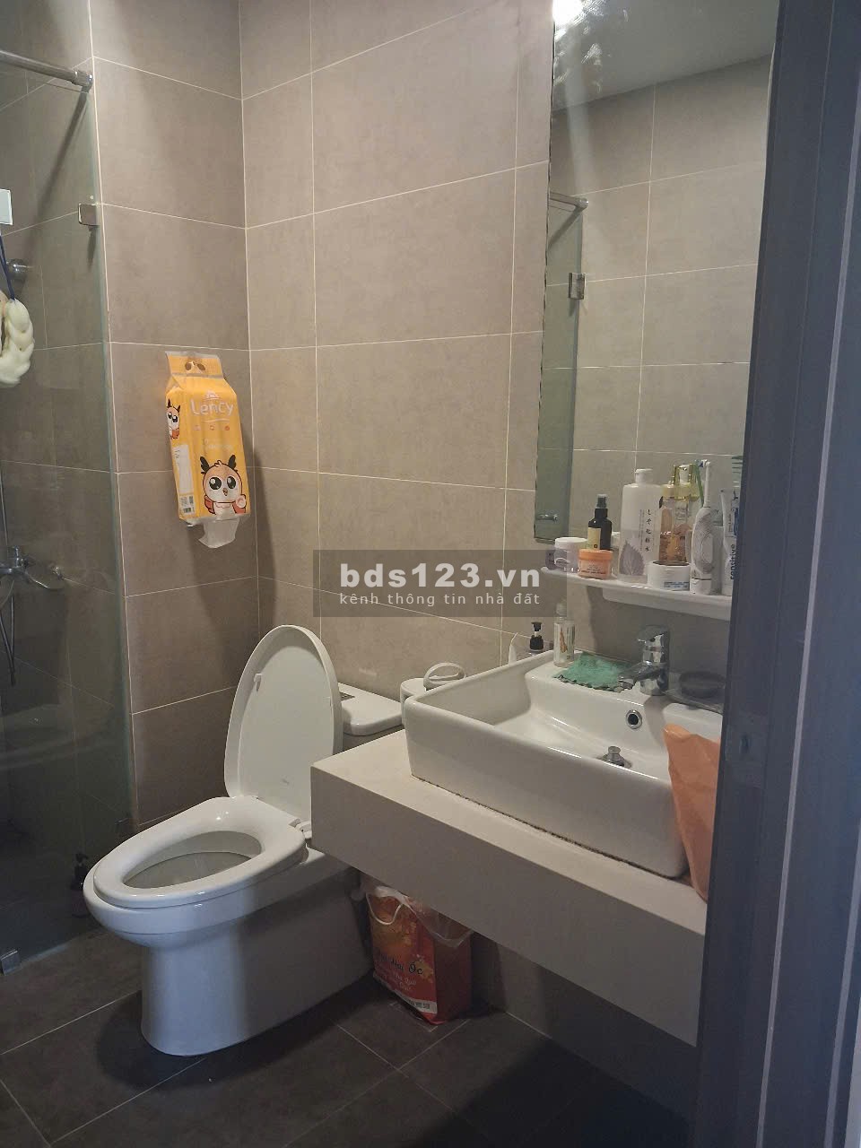 Tìm Nữ share phòng trong căn hộ Chung Cư AKARI 77 Võ Văn Kiệt, Bình Tân