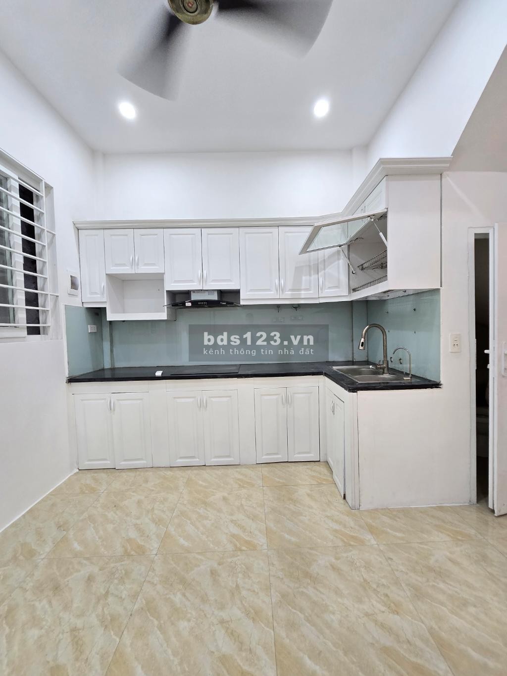 Chính chủ cần bán gấp nhà Kim Giang DT 40m MT 3.9m. Nhà đẹp, Full Nội Thất, sẵn ở luôn, ngõ thông