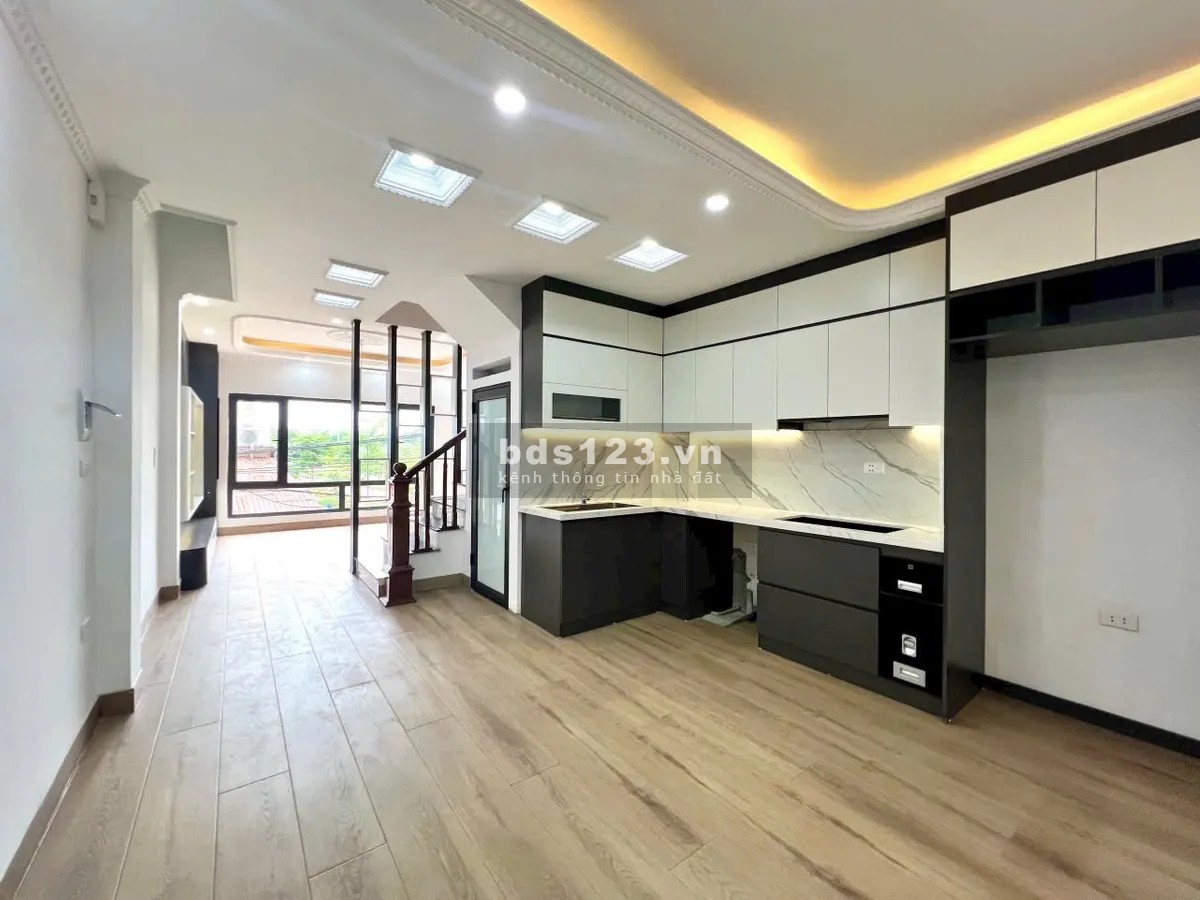 Nhà 4 tầng Ngọc Hồi, 40m2, giá 7.6 tỷ, ô tô, gần hồ Linh Đàm