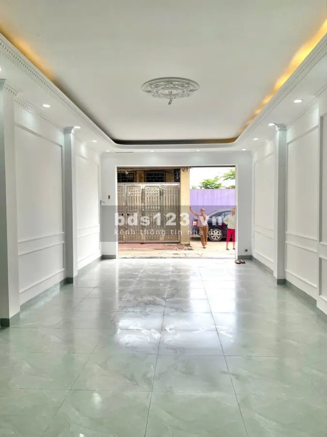 Nhà 4 tầng Ngọc Hồi, 40m2, giá 7.6 tỷ, ô tô, gần hồ Linh Đàm