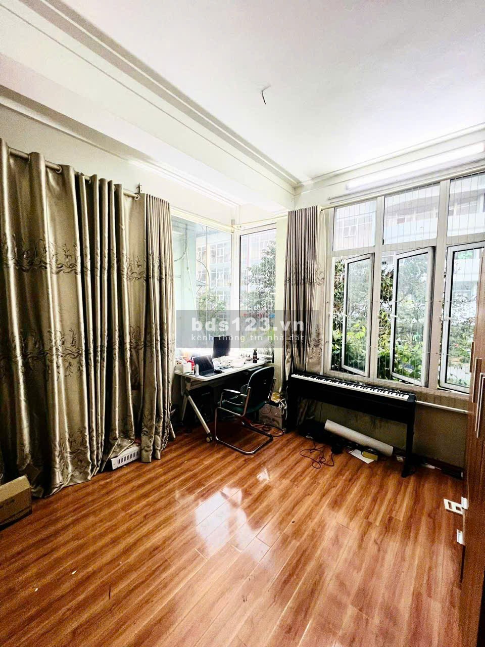 Bán nhà Hoàng Quốc Việt - Nhà dân xây - Ngõ nông - 20m ra phố.