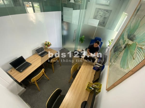Cho thuê văn phòng 5 chỗ ngồi, đã có sẵn bàn ghế, có ban…