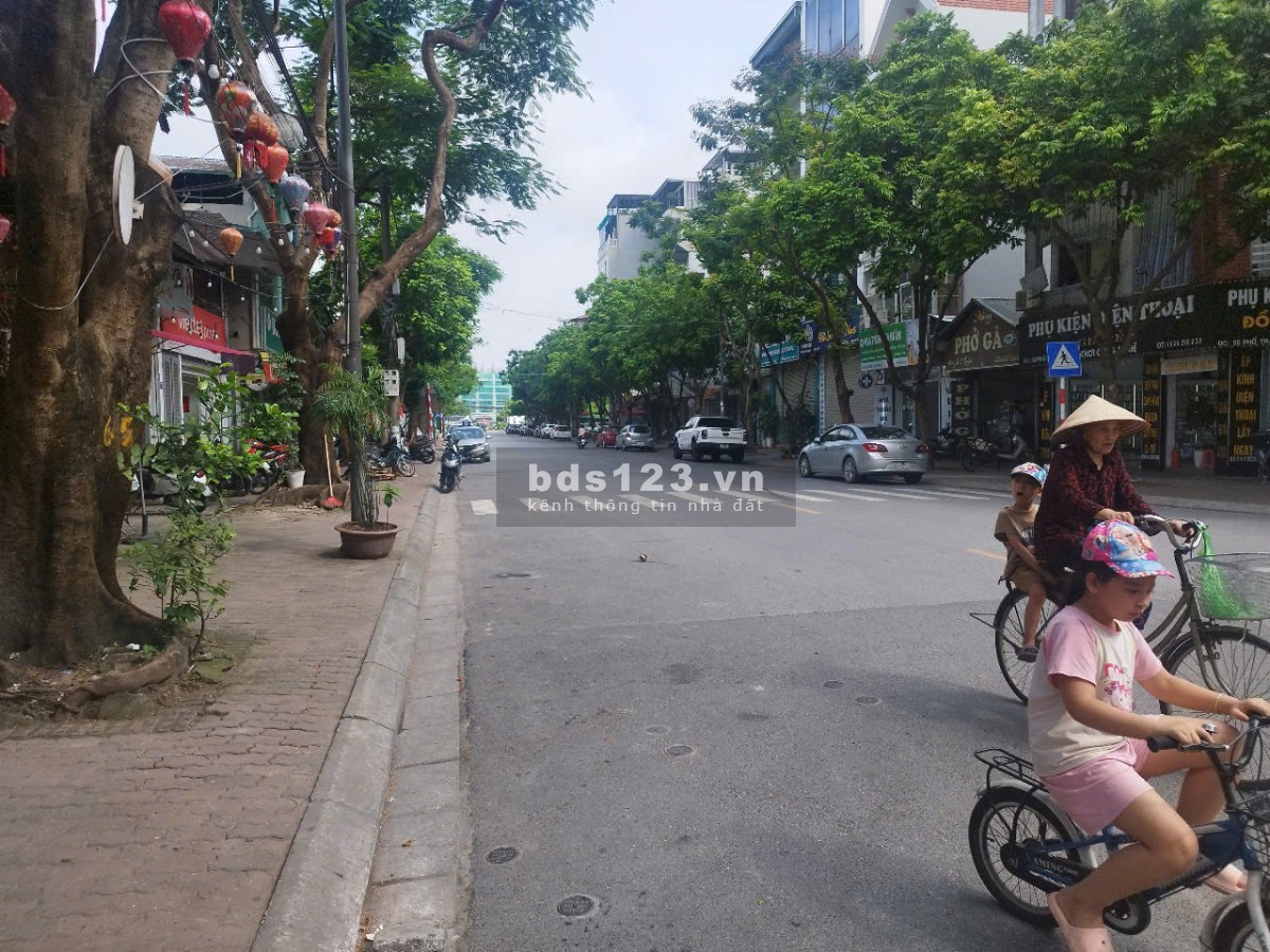Cho thuê căn góc tại ngã tư mặt tiền 18m, số 48 Phố Trạm, Long Biên, 6 tầng, DTSD 550m2