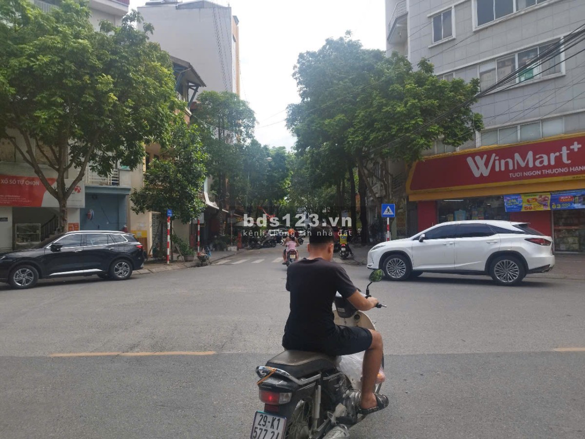 Cho thuê căn góc tại ngã tư mặt tiền 18m, số 48 Phố Trạm, Long Biên, 6 tầng, DTSD 550m2