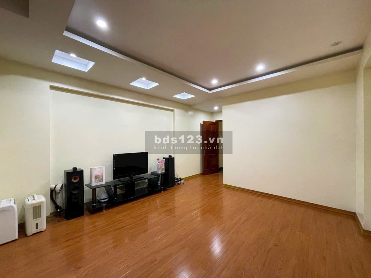 Cần bán nhà 4 tầng khu vực Văn Cao – Vị trí đẹp, ô tô…