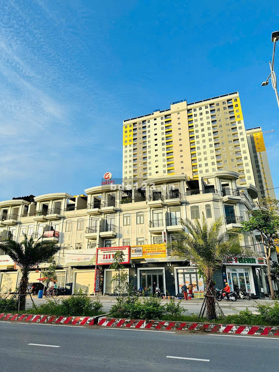 Bán nhà phố Bcons City, xd 4 tầng, mặt tiền đường Thống…