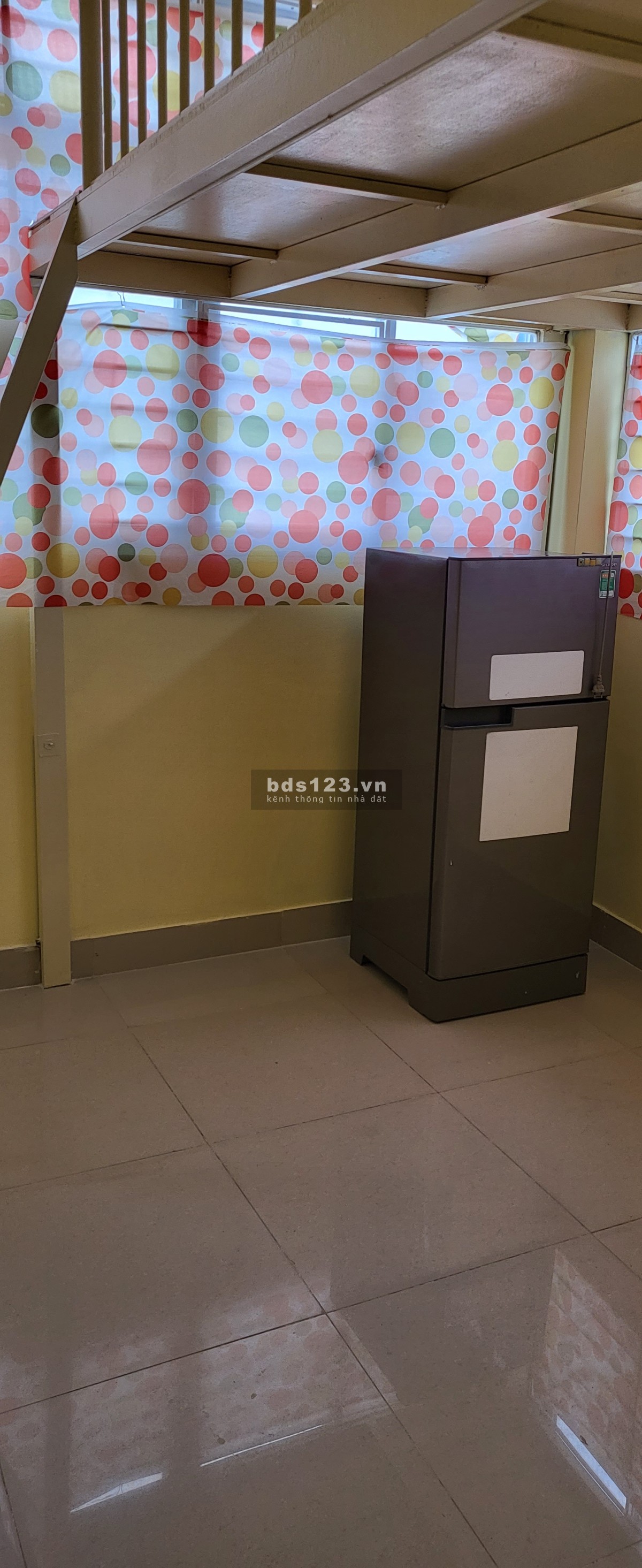 Phòng có gác, cửa sổ lớn, tủ lạnh, lò nướng vi sóng, Lê…