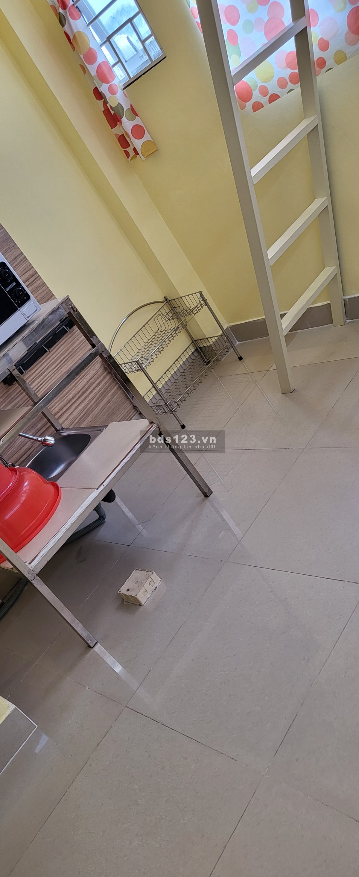 Phòng có gác, cửa sổ lớn, tủ lạnh, lò nướng vi sóng, Lê…