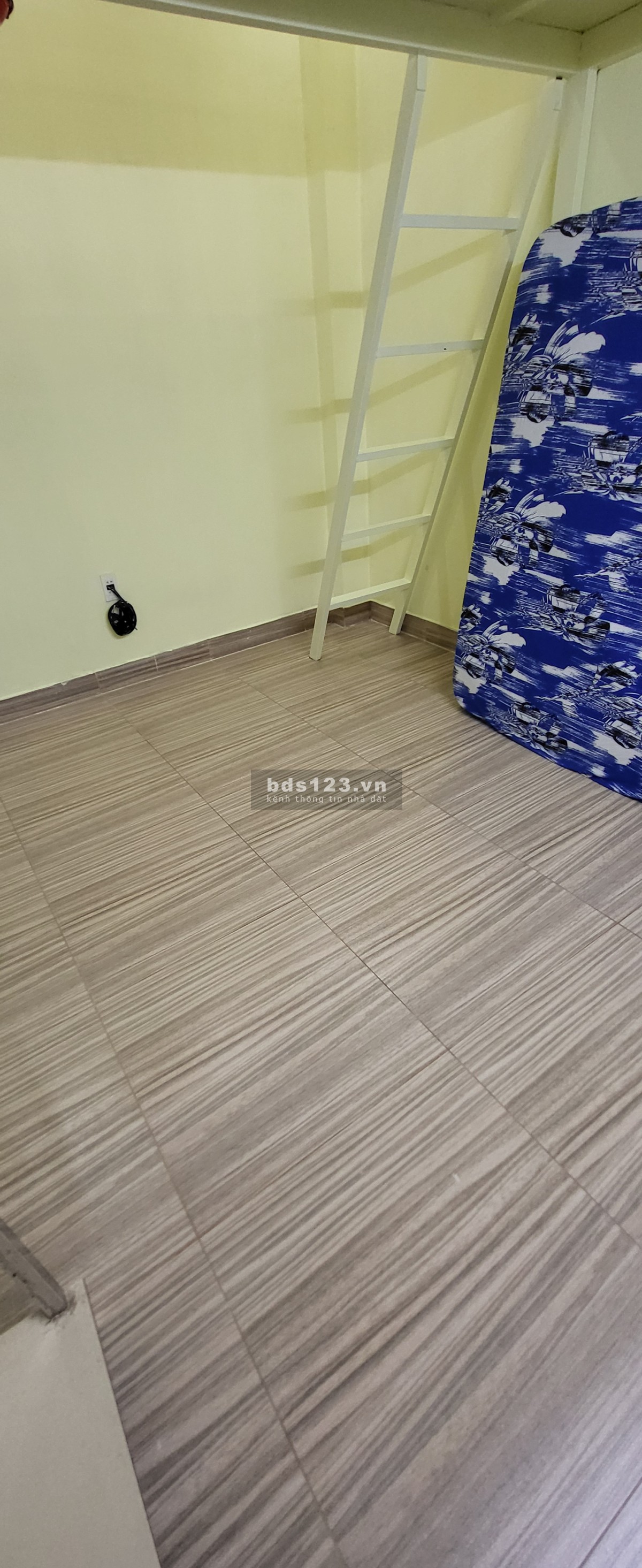 Phòng lầu 2, máy lạnh, tủ lạnh, lò nướng/vi sóng, gác,…