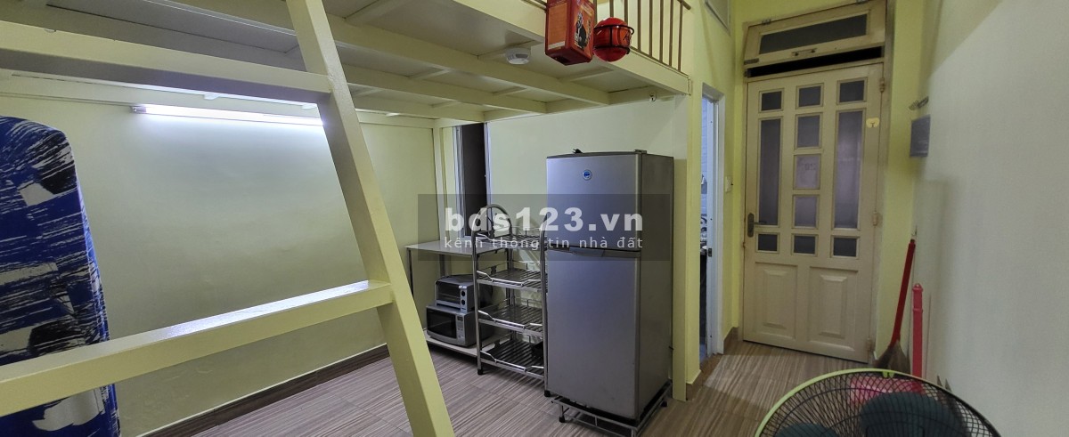 Phòng lầu 2, máy lạnh, tủ lạnh, lò nướng/vi sóng, gác,…