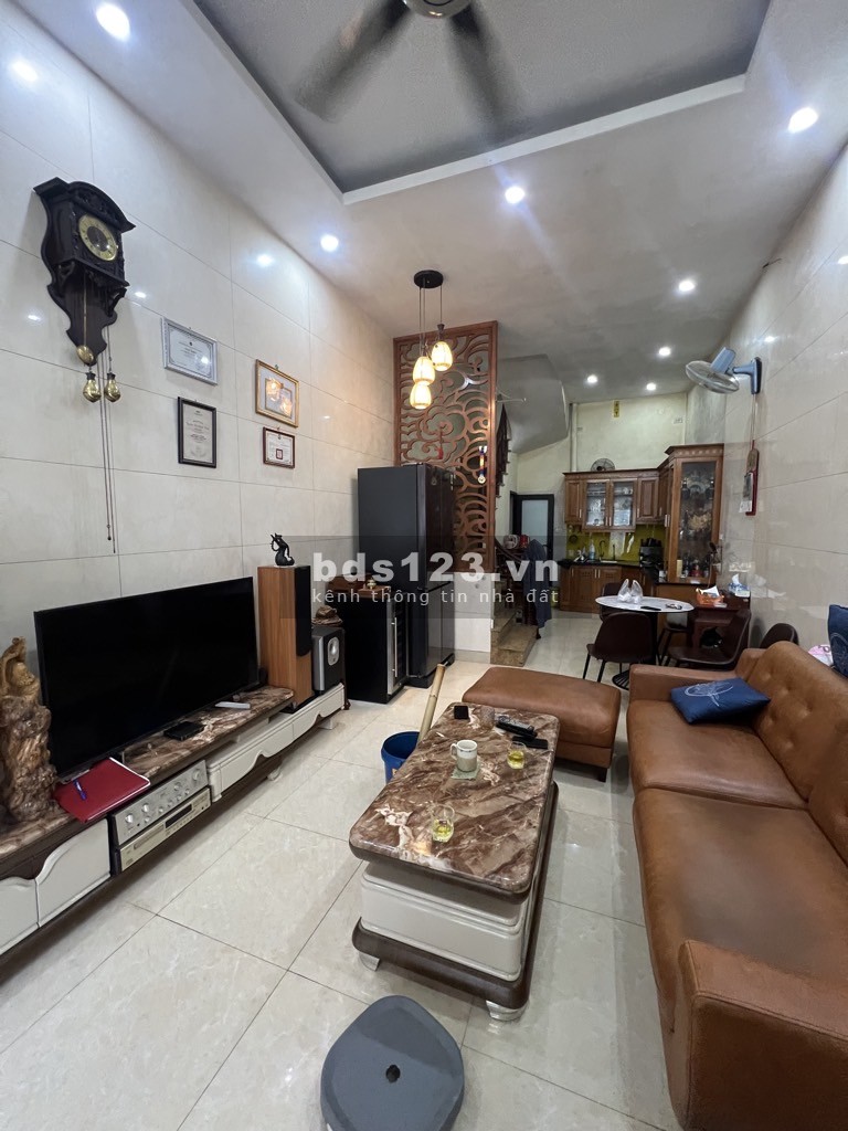 Bán nhà Hoa Lâm, Lệ Mật, TT Việt Hưng. Ô tô đỗ cửa, 5m ra…