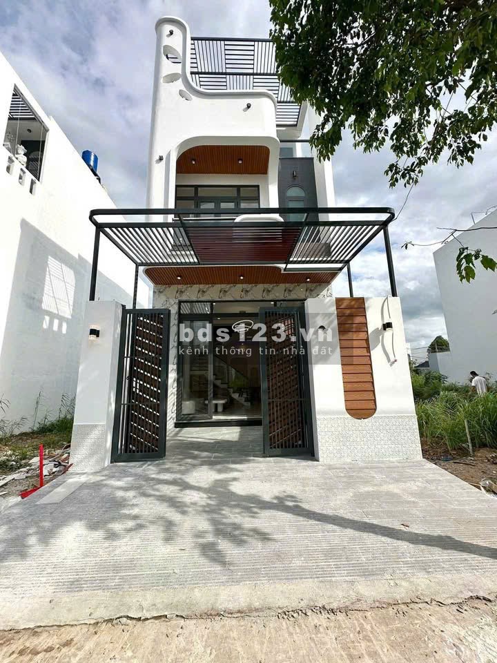 Nhà 1 Trệt 1 Lầu - Mt Đường 8m - Hoàn Công Mới 100% Cách Bình…