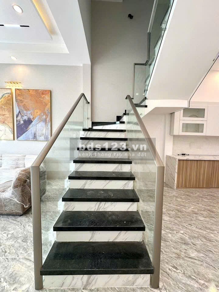 Nhà 1 Trệt 1 Lầu - Mt Đường 8m - Hoàn Công Mới 100% Cách Bình…