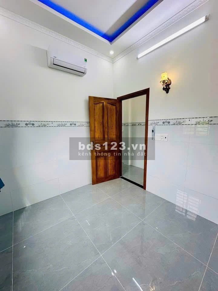 Nhà 1 Trệt 1 Lầu - Mt Đường 8m - Hoàn Công Mới 100% Cách Bình…