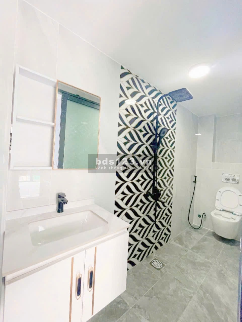 Bán nhà chính chủ 3 tầng - 2PN, 3WC - Hẻm ô tô