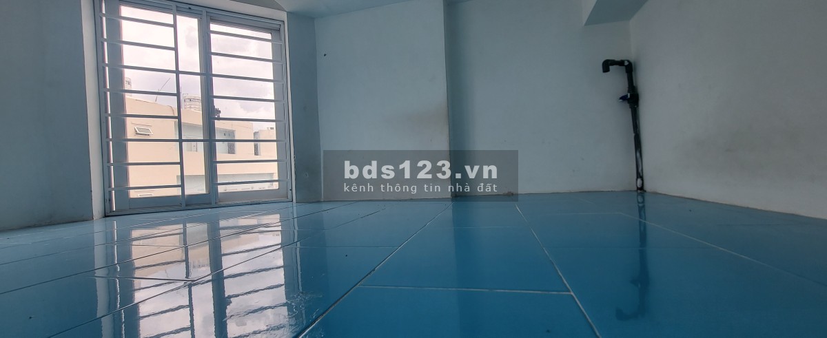 Phòng mới sơn sạch như mới, cửa sổ bancon, có gác, máy…