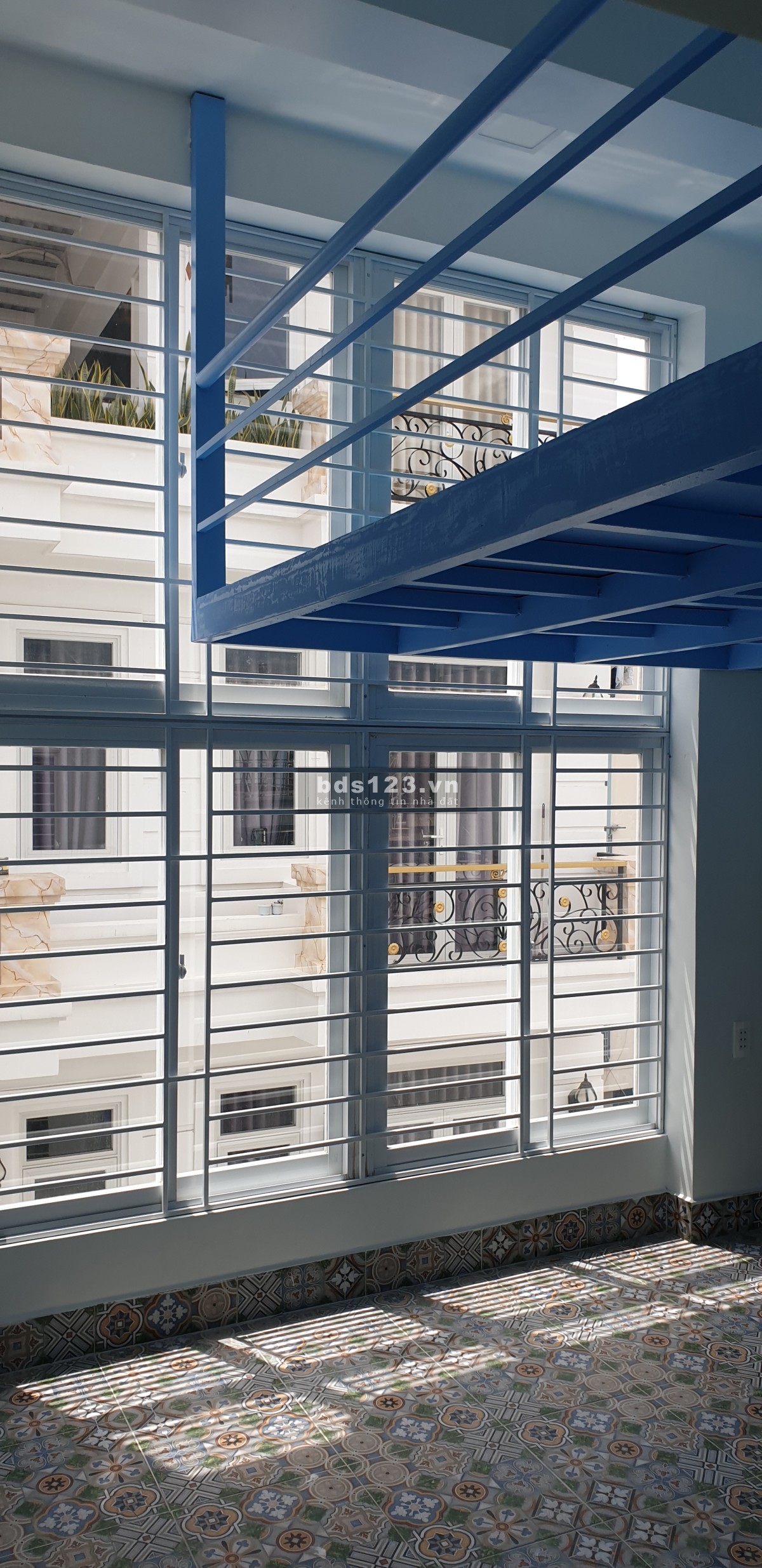 Phòng mới sơn sạch như mới, cửa sổ bancon, có gác, máy…