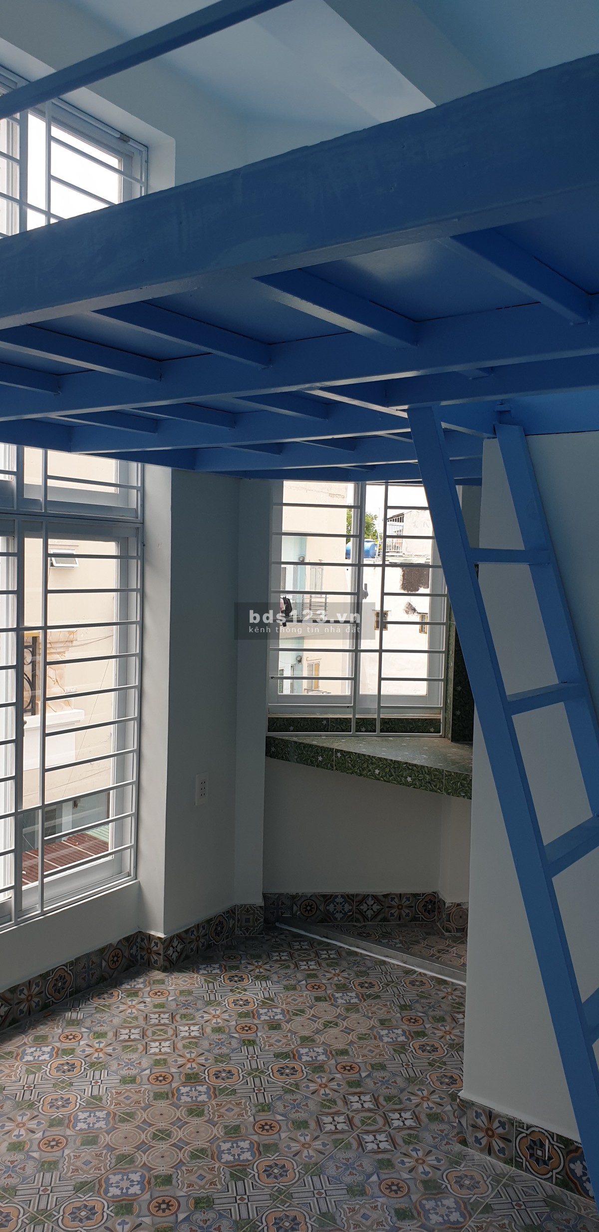 Phòng mới sơn sạch như mới, cửa sổ bancon, có gác, máy…