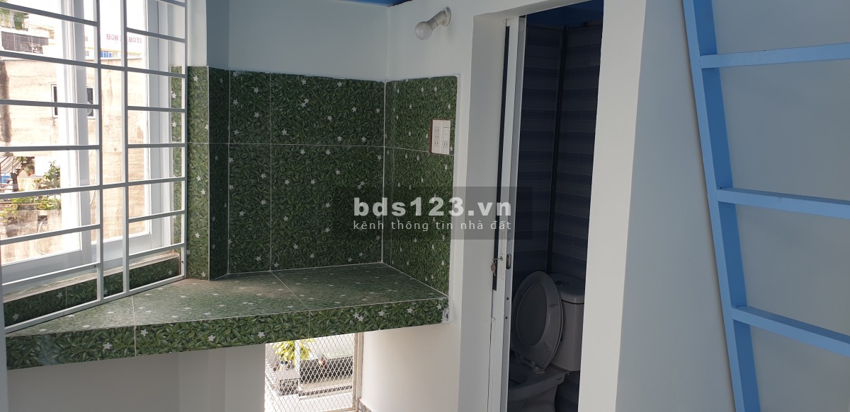 Phòng mới sơn sạch như mới, cửa sổ bancon, có gác, máy…