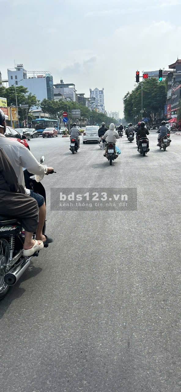 Chính chủ bán nhà trục chính đường Lạc Hồng trước cổng trường học cấp 2